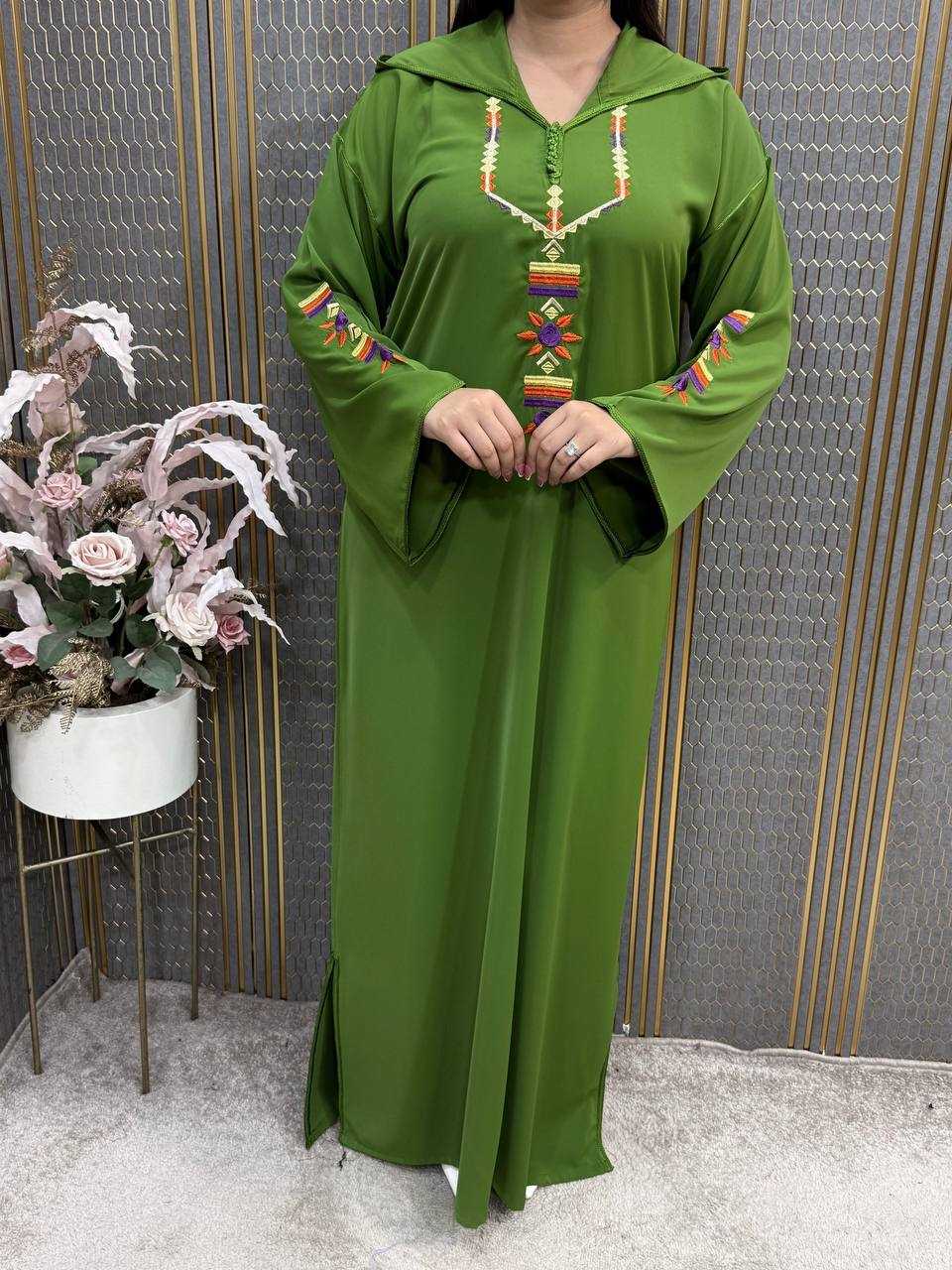 djellaba Tissus crép Broderies délicates et colorées