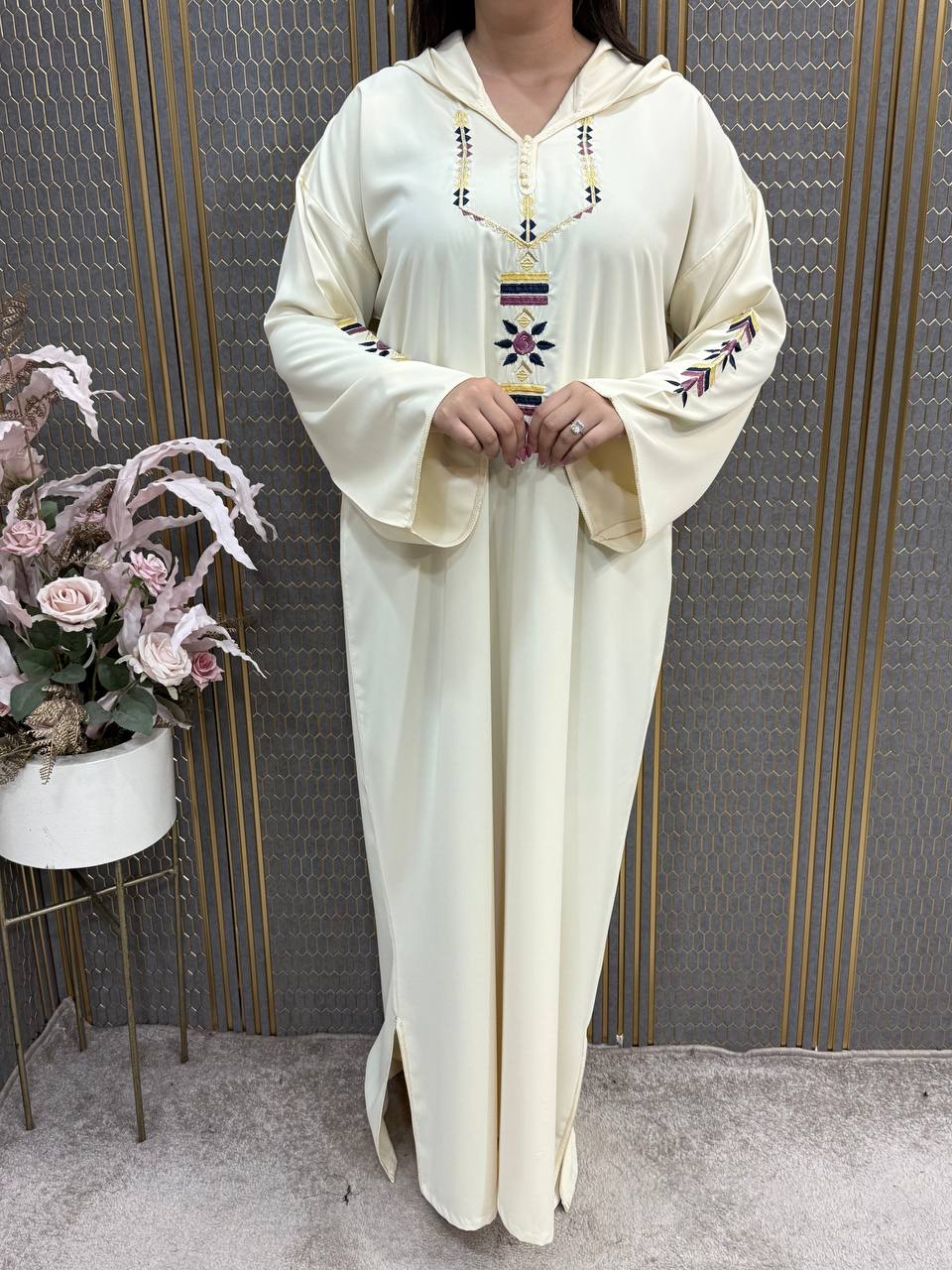 djellaba Tissus crép Broderies délicates et colorées